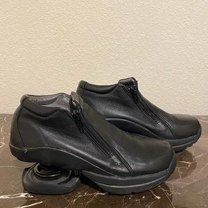 Black Leather Z-Coil Loryn Double Zip Booties Comfy Spring Heel Shoes size 6